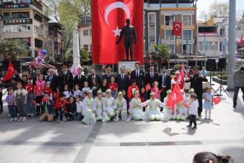 Bandırma Cumhuriyet Meydanı’nda 23 Nisan Ulusal Egemenlik ve Çocuk Bayramı Dolayısıyla Tören Düzenlendi