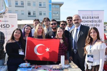  Rektörümüz Öğrenci Topluluklarının Stantlarını Ziyaret Etti